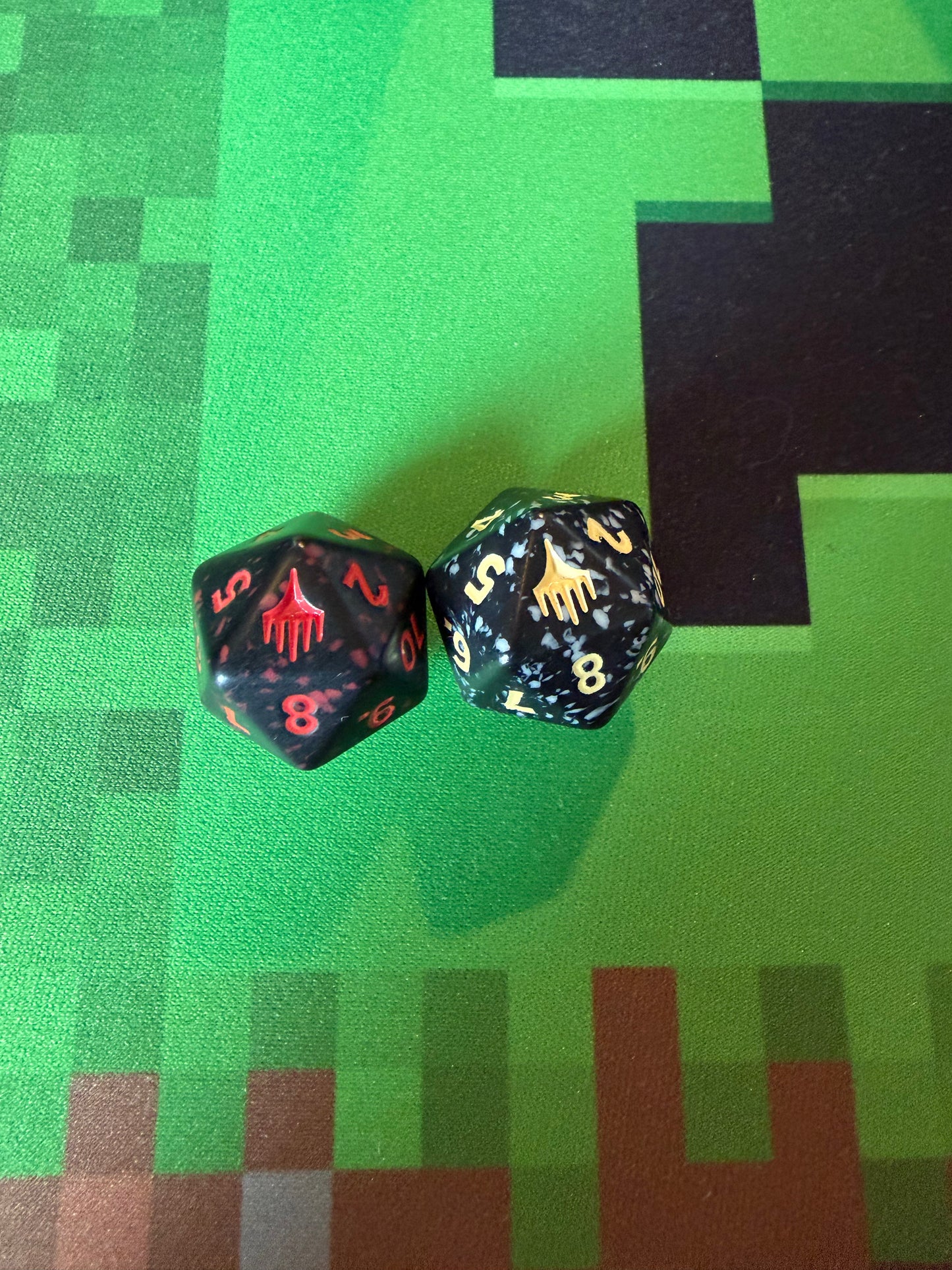 2x Avatar Spindown D20 Dice (1x White) (1x Red) MTG Avatar: The Last Airbender